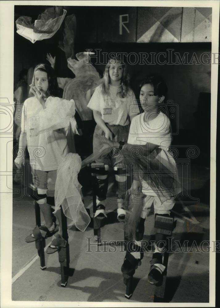 1992 Press Photo Girls participate in First Stage summer camp, Milwaukee - Historic Images