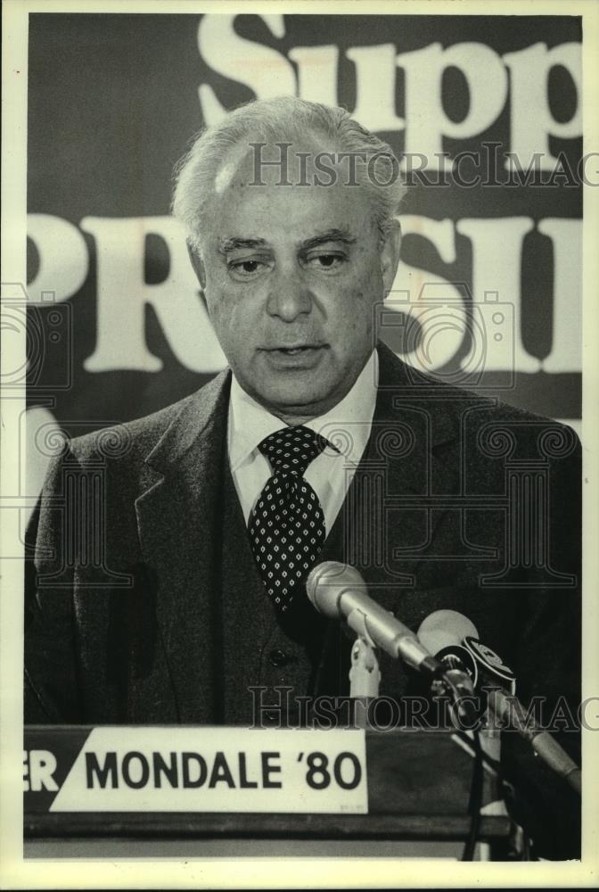 1980 Press Photo Robert Strauss in Milwaukee Friday. - mjc12849 - Historic Images