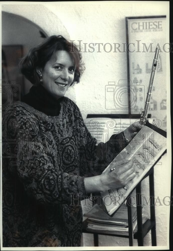 1994 Press Photo Linda Toote works on music score, Milwaukee Symphony Orchestra - Historic Images