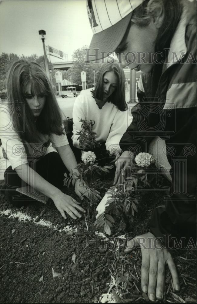 1994 Press Photo Students, St. Paul&#39;s Lutheran School plant flowers, Summerfest - Historic Images