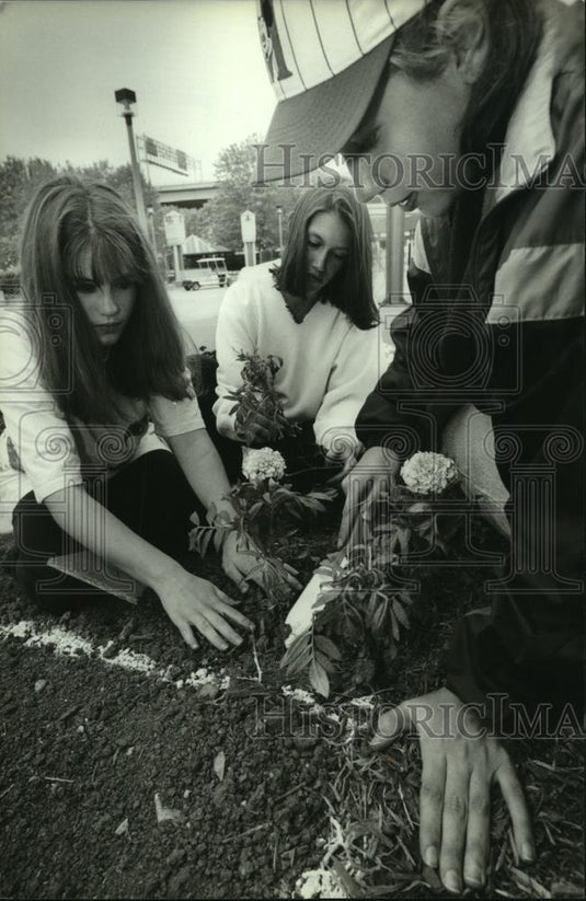 1994 Press Photo Students, St. Paul's Lutheran School plant flowers, Summerfest - Historic Images
