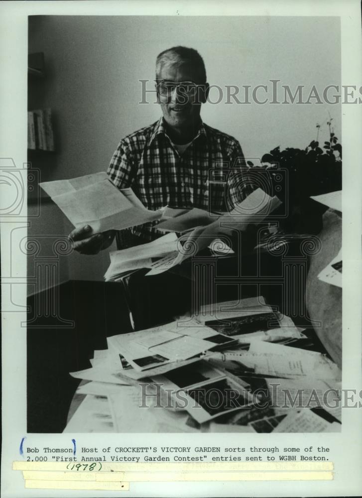 1978 Press Photo Bob Thomson host of Crockett&#39;s victory garden looks at entries - Historic Images