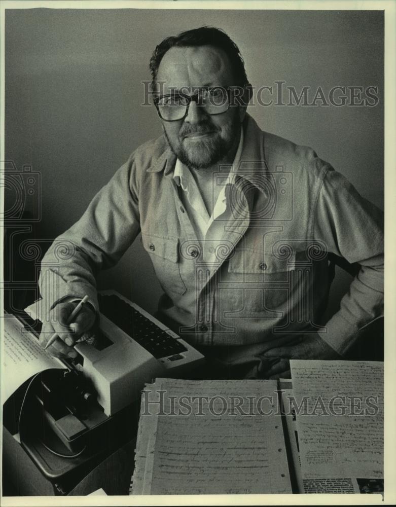 1985 Press Photo Melvin TenHaken of Milwaukee makes notes for story - mjc12876 - Historic Images