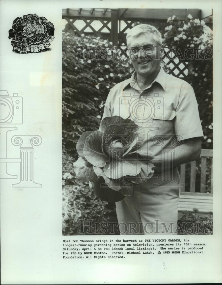 1985 Press Photo Bob Thomson, brings in the harvest on the Victory Garden - Historic Images