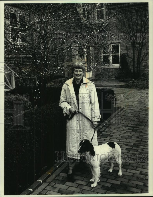 1990 Press Photo Ann Tisdale takes family dog for walk, President of WICOR - Historic Images