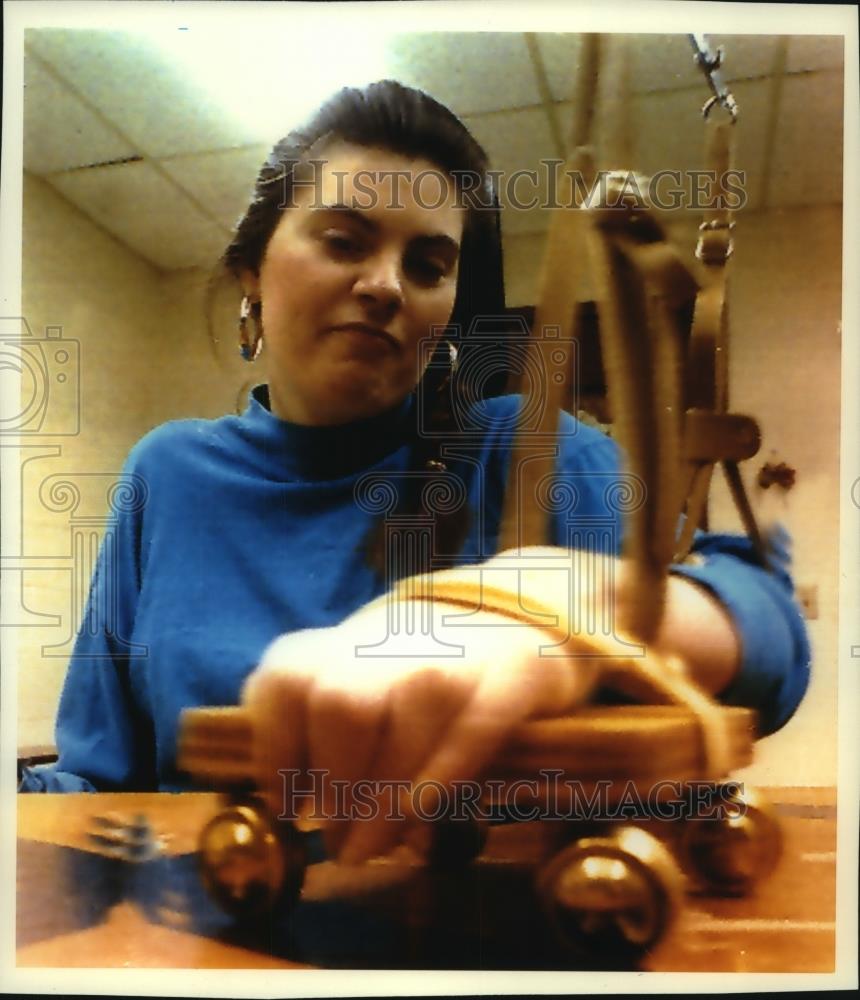 1993 Press Photo Mary Tiutczenko does occupational therapy in Wisconsin hospital - Historic Images