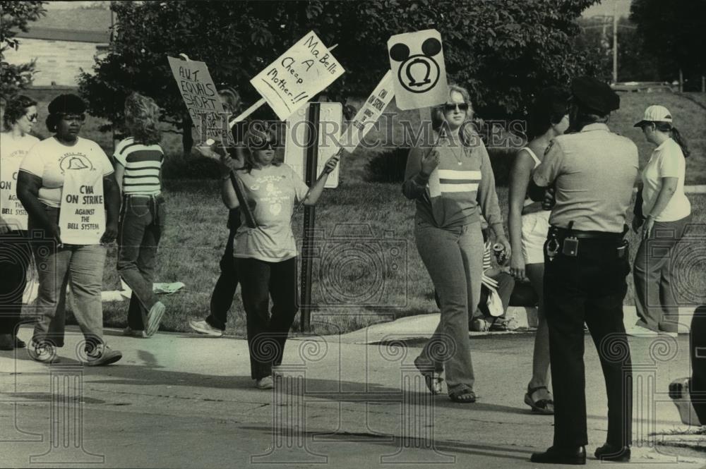 1983 Press Photo Striking Communications Workers of America members in Milwaukee - Historic Images