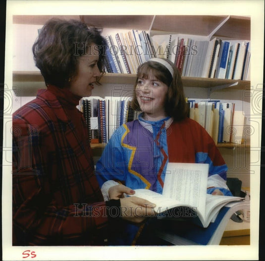 1993 Press Photo Lisa Foley, admin at Marquette University and daughter Casey - Historic Images
