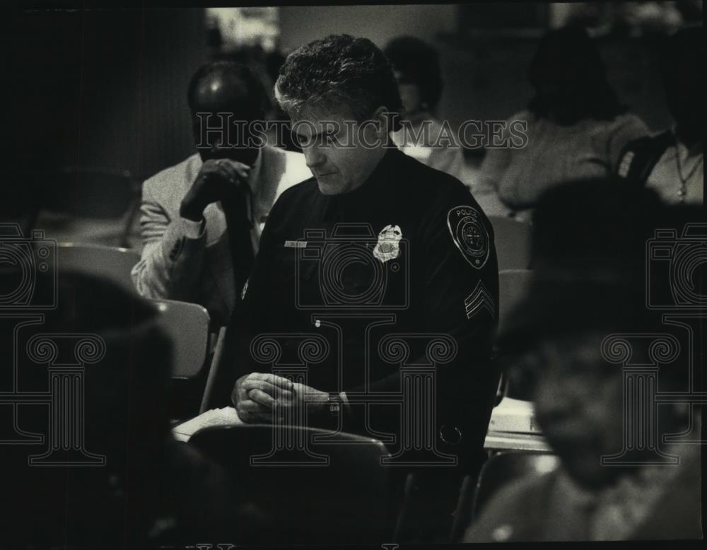 1991 Press Photo Milwaukee Police Sgt. Ron Gust bows his head during prayer - Historic Images