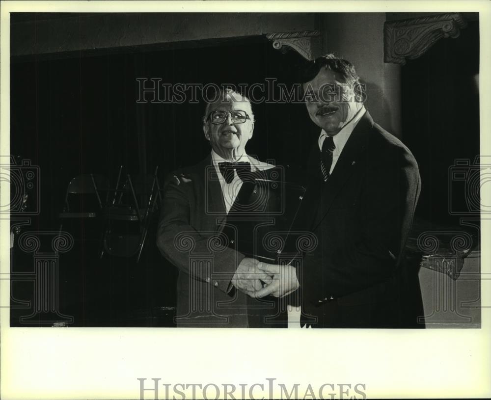 1980 Press Photo Steve Swedish receives Chip Sullivan considine award, Milwaukee - Historic Images