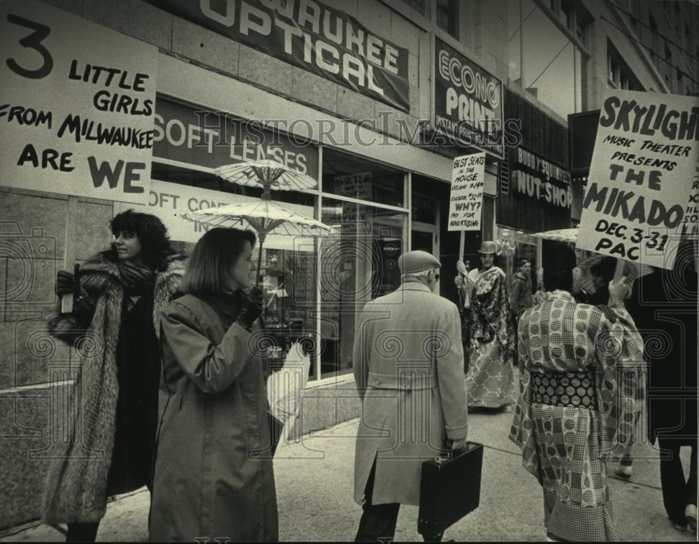 1986 Press Photo Members of the Skylight Theatre protest at Riverside Theater - Historic Images