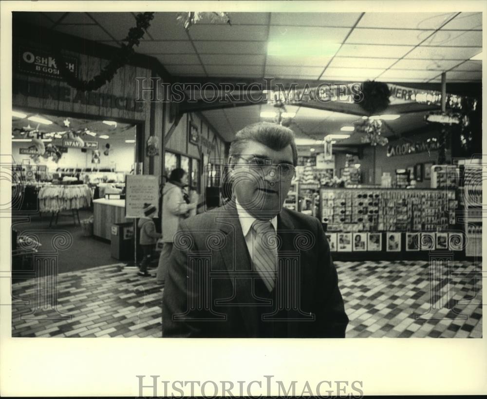 1987 Press Photo Chester S. Skippy stands inside Manufacturers Direct Mall - Historic Images