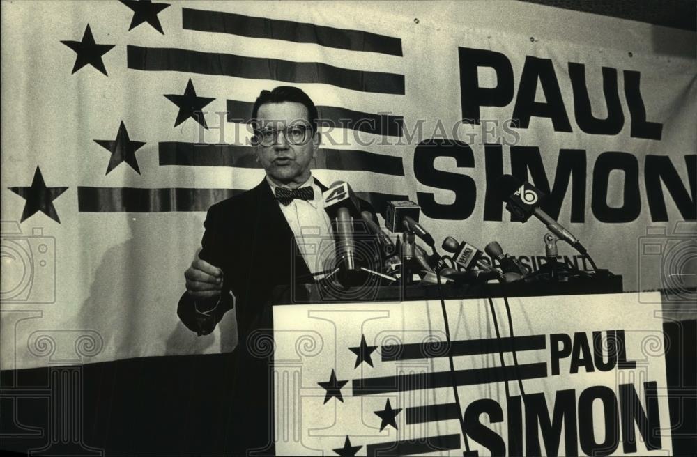 1988 Press Photo Senator Paul Simon holds news conference in Milwaukee - Historic Images