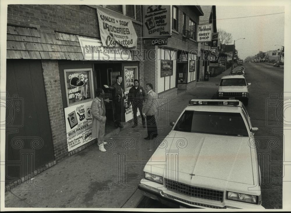 1989 Press Photo People stand outside Smoke Connection store where teen was shot - Historic Images
