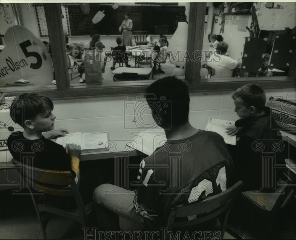 1993 Press Photo Brian Ziegelbauer tutors fifth graders, Slinger High School, WI - Historic Images