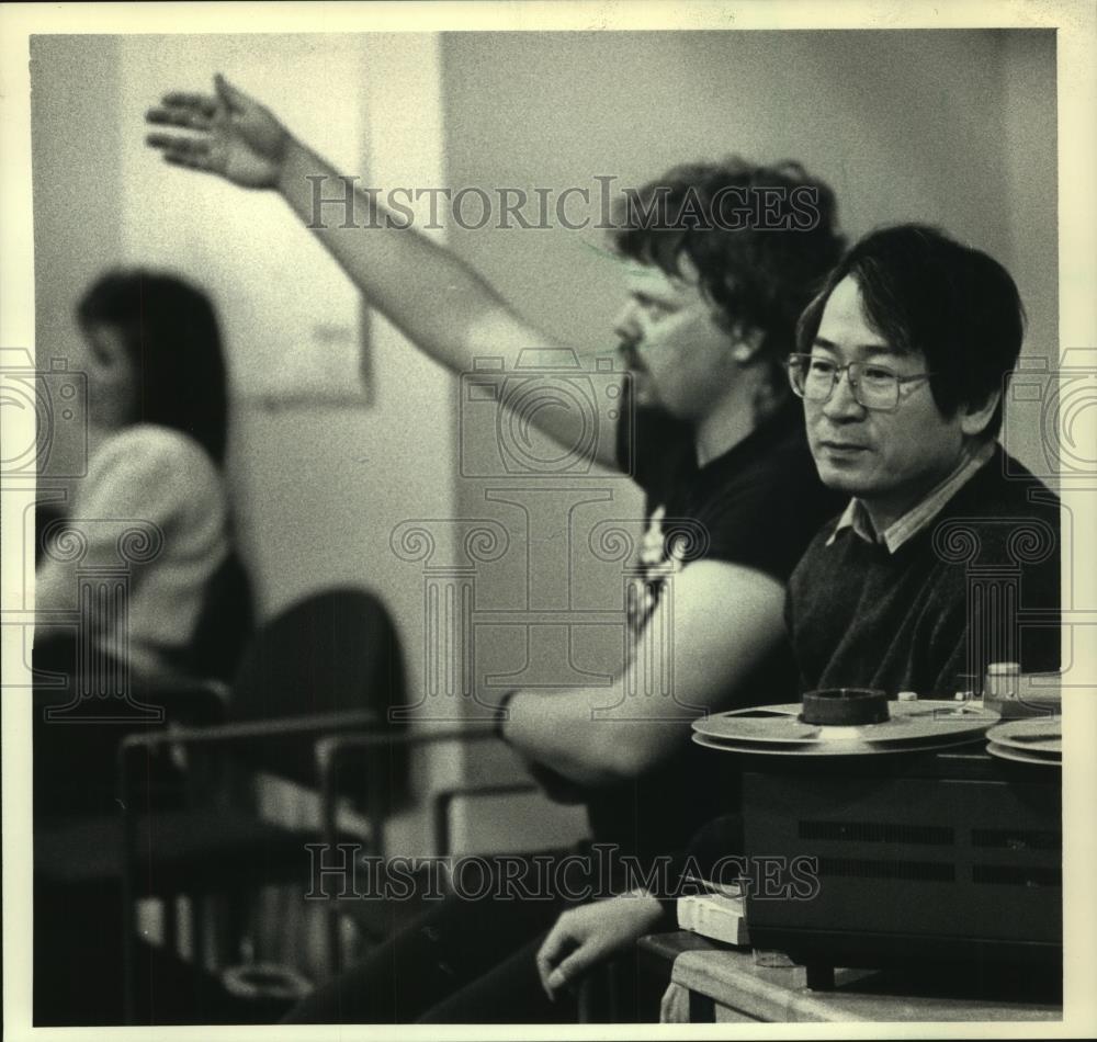 1988 Press Photo Director Tadashi Suzuki with his interpreter Leon Inglusrud - Historic Images