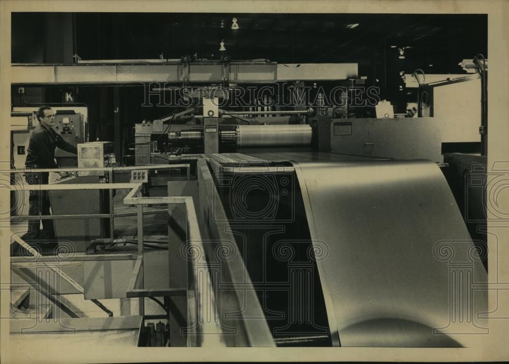 1988 Press Photo Lyle Brown operates slitting machine, Super Steel Products Corp - Historic Images