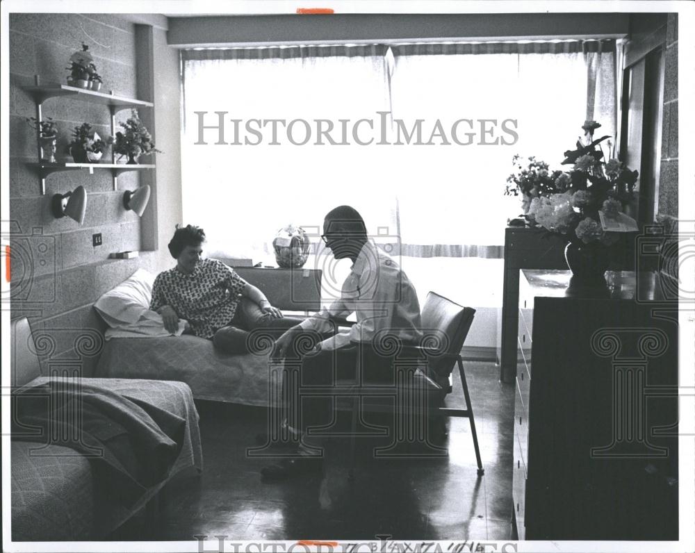 1965 Press Photo Grand Rapids Hospital Room Couple - RRV36515 - Historic Images