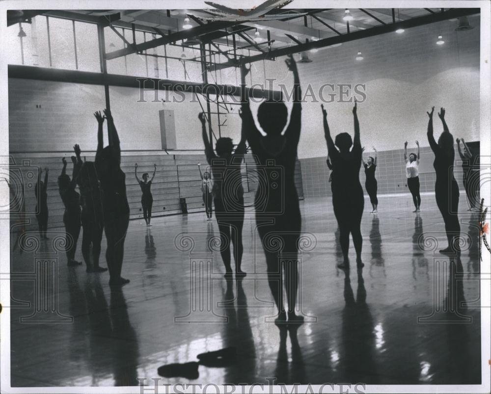 1961 Press Photo Mother&#39;s Exercise Class Jewish Center - RRV01519 - Historic Images