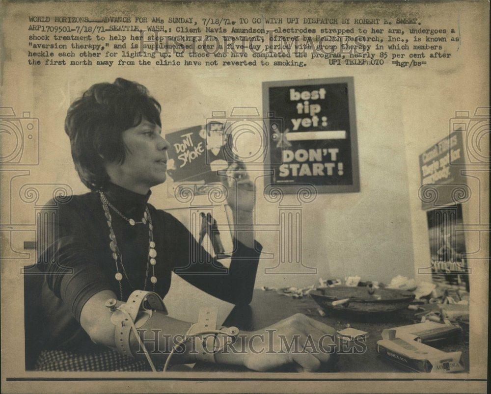 1971 Press Photo Aversion Smoking Therapy - RRV44061 - Historic Images