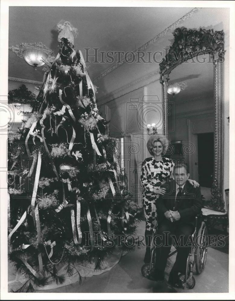 1985 Press Photo Governor George Wallace and Mrs. Wallace with Christmas tree - Historic Images