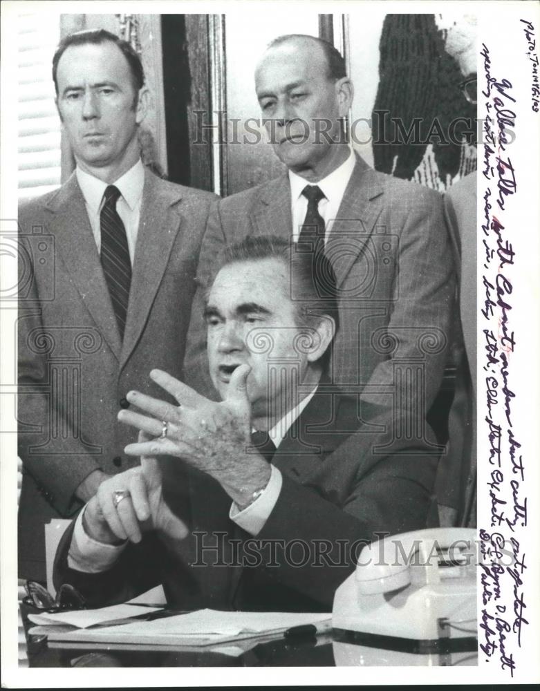 1983 Press Photo George Wallace talks with cabinet members in Budget Meeting - Historic Images