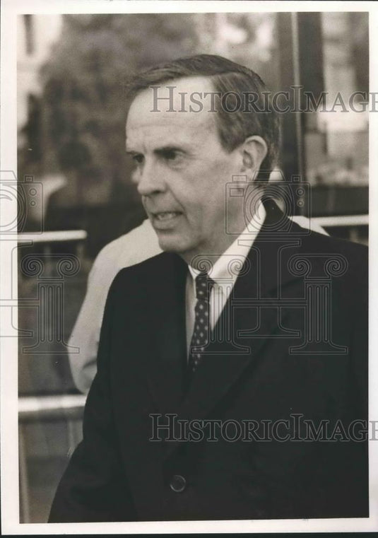 1990 Press Photo James Johnson, US Official leaving Federal Courthouse - Historic Images