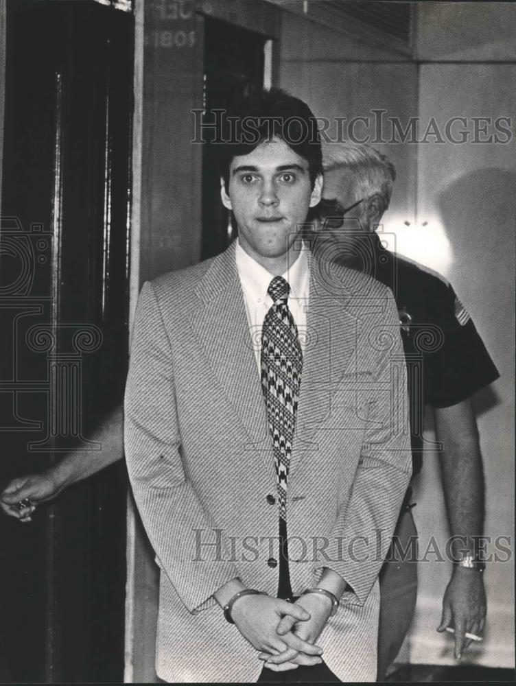1983 Press Photo Paul DeWayne Handley returned to court, escorted by Bailiff - Historic Images