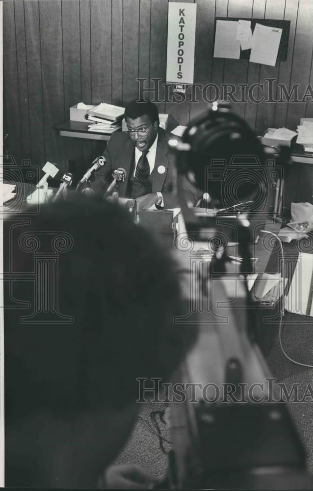 1983 Press Photo Reverend William &quot;Bill&quot; Hamilton at Press Conference, Alabama - Historic Images