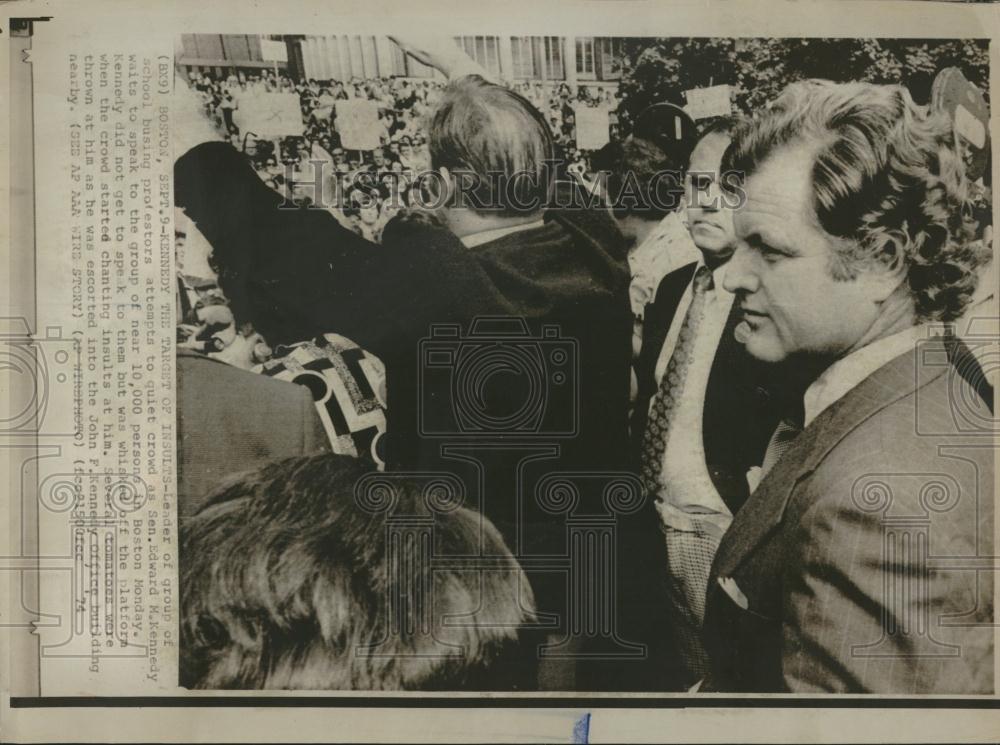 1974 Press Photo Edward M Kennedy Protesters Boston - RRV17555 - Historic Images