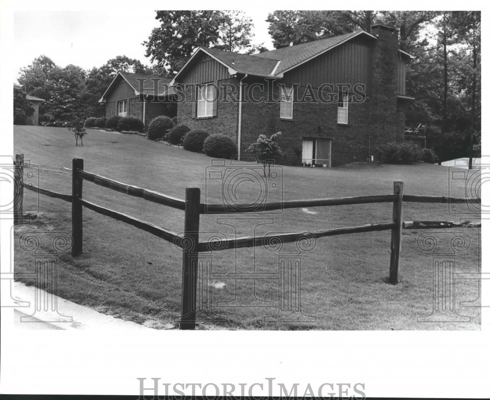 1980 Press Photo Hueytown Home with Fence in Yard - abna35389 - Historic Images