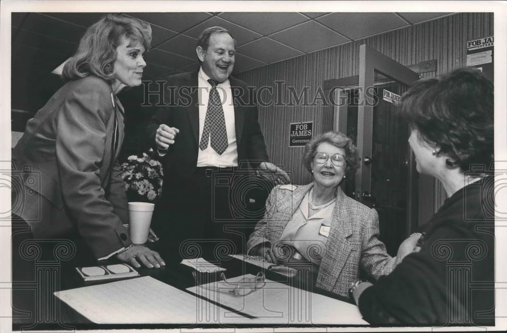 1990 Press Photo Former Governor Fob James mingles with well-wishers at Barbecue - Historic Images