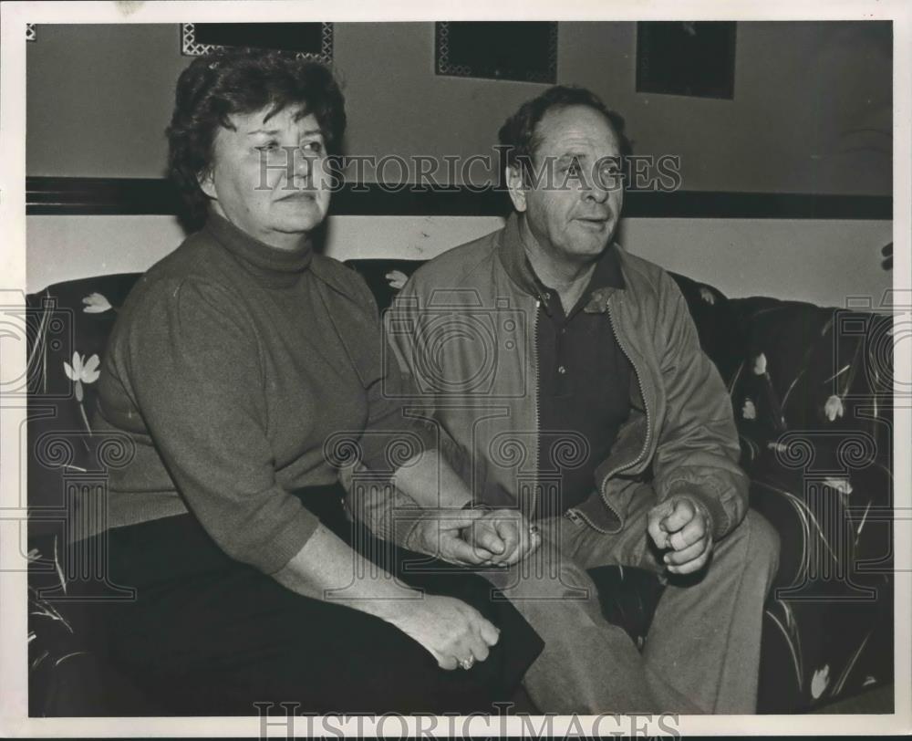 1986 Press Photo Sue Knopf with her husband John after Hoover School vote - Historic Images