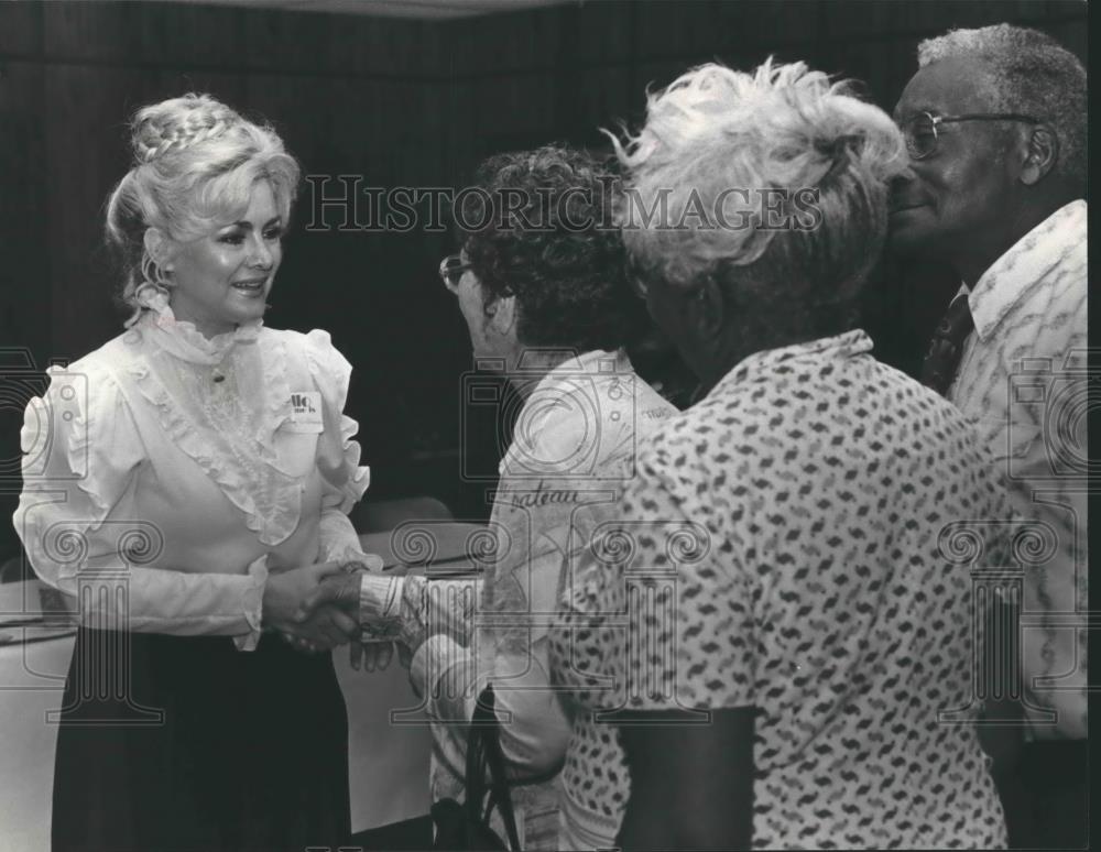1983 Press Photo Lisa T. Wallace, talking with unidentified others - abna35436 - Historic Images