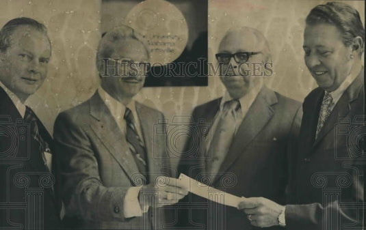 Press Photo Huntsville bank, Marlo Bottesini, gives Dr. Ben Graves, UAH check - Historic Images