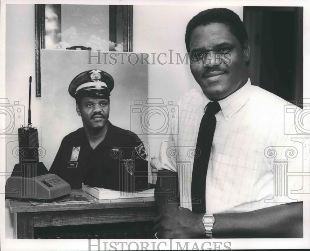1990 Press Photo Pearlie Davis Harris Sr. first Black Pleasant Grove policeman - Historic Images