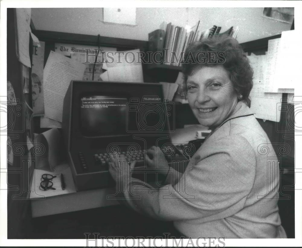 1982 Press Photo News staff Kate Harris using computer - abna35513 - Historic Images