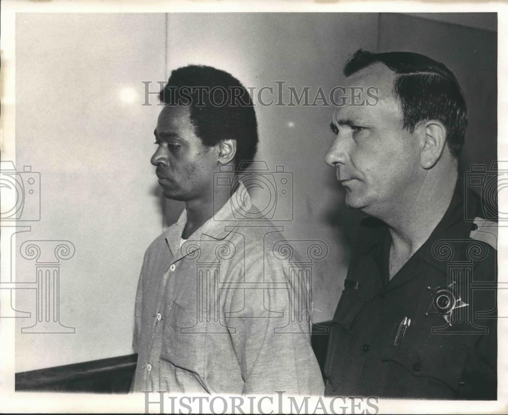 1978 Press Photo Johnny Harris in courthouse hallway with police officer - Historic Images
