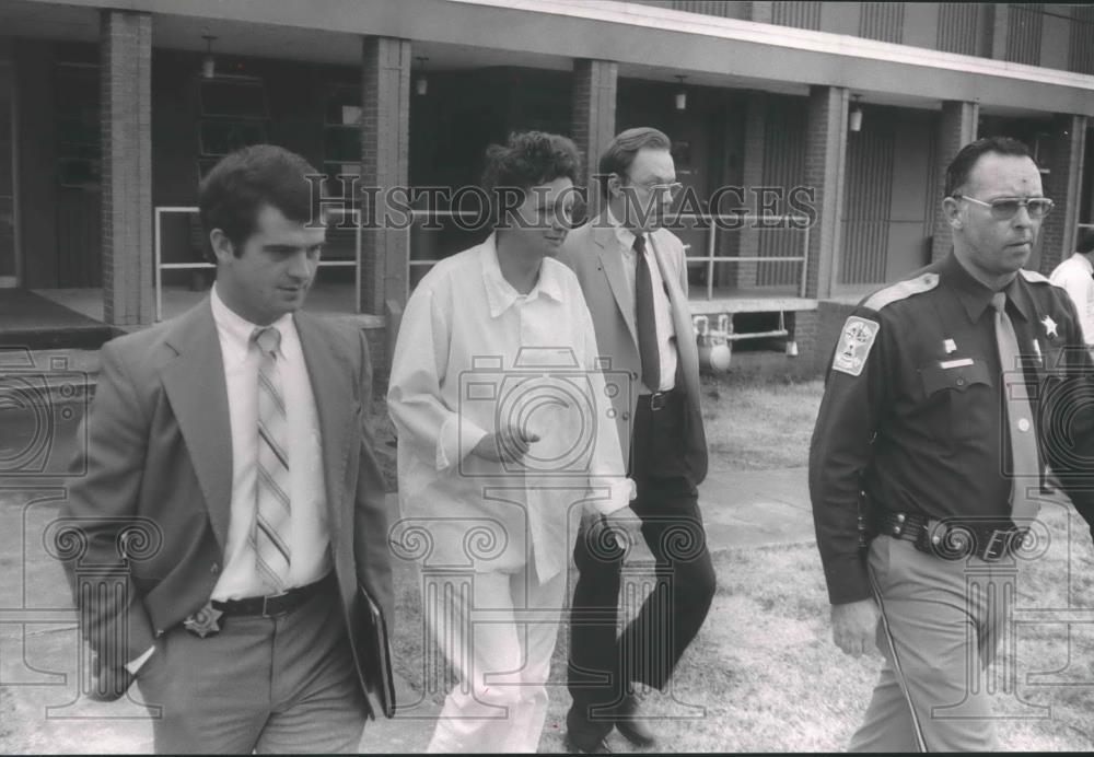 1984 Press Photo Ms. Betty Jo Green with unidentified deputy and other persons - Historic Images