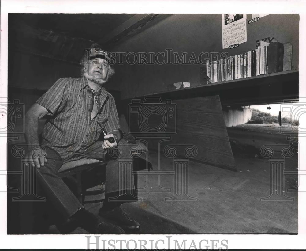 1991 Press Photo Curtis Lee Gray sitting in room with opening in wall - Historic Images