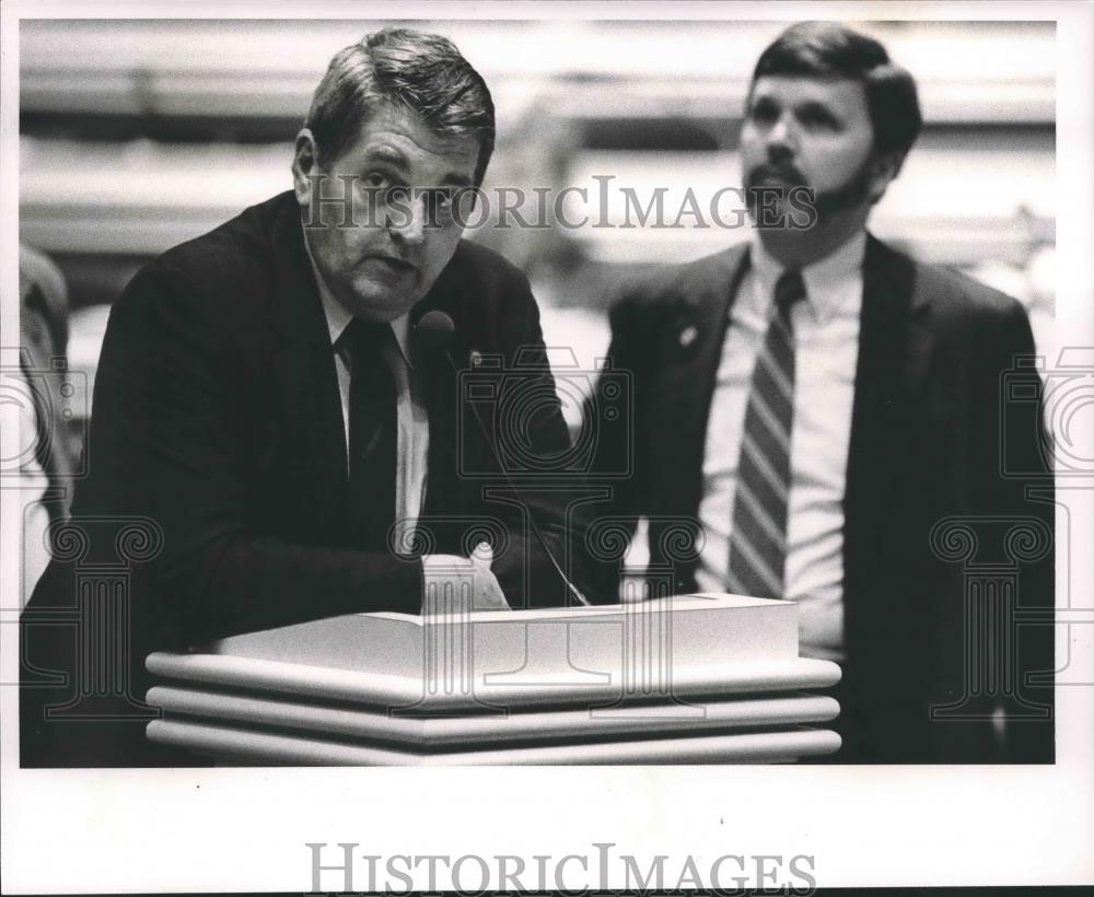 1989 Press Photo Billy Gray at the podium with Gary White, Birmingham - Historic Images