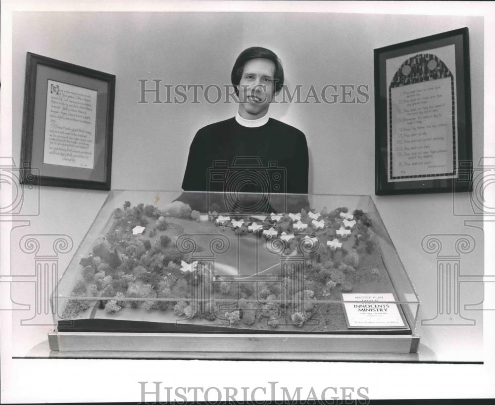 1988 Press Photo Reverend Bill Greeley with model of proposed ministries, AL - Historic Images