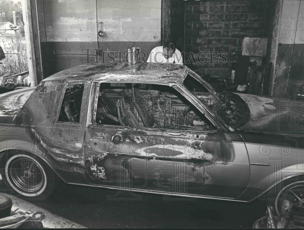 1983 Press Photo Birmingham Fire Marshal Rich Keith &amp; G. Hart&#39;s firebombed car - Historic Images