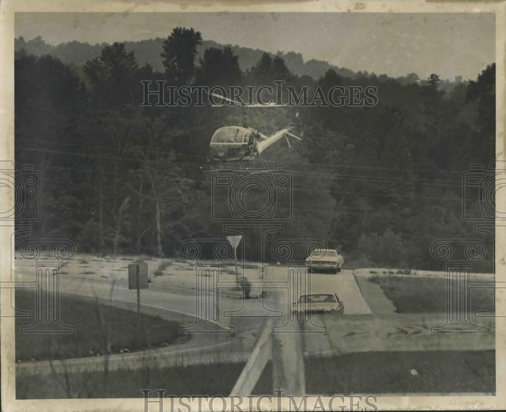 1977 Press Photo helicopter searches for Chicago Steel executive Nigel Harlan - Historic Images