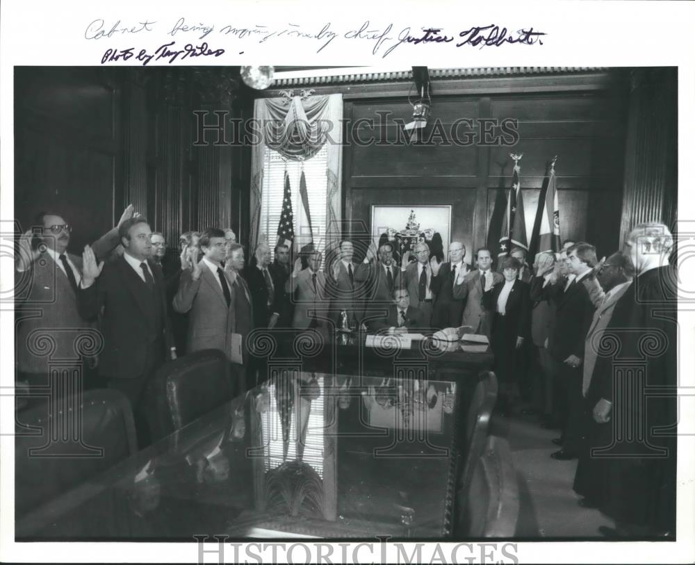 1983 Press Photo George Wallace, Cabinet being sworn in by Chief Justice Tolbert - Historic Images