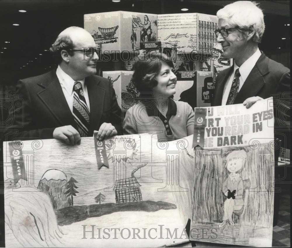 1976 Press Photo Optomistrist Dr. Clyde Echols and others with winning posters - Historic Images