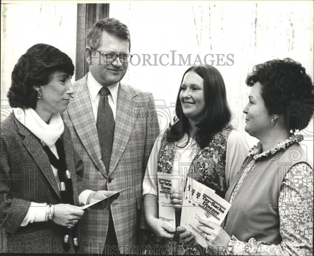 1979 Press Photo Helene Elkus, Doctor Wayne Finley, Others at Disease Discussion - Historic Images