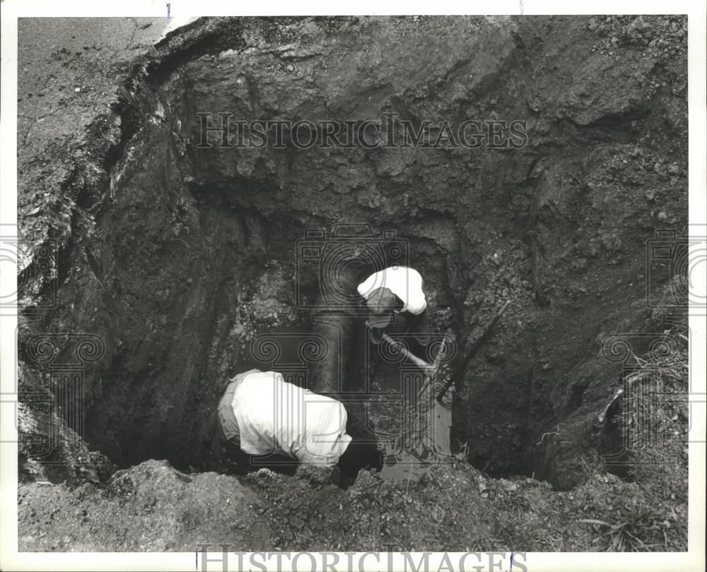 1980 Press Photo Men repair sewer in Dolomite Alabama area - abna28796 - Historic Images