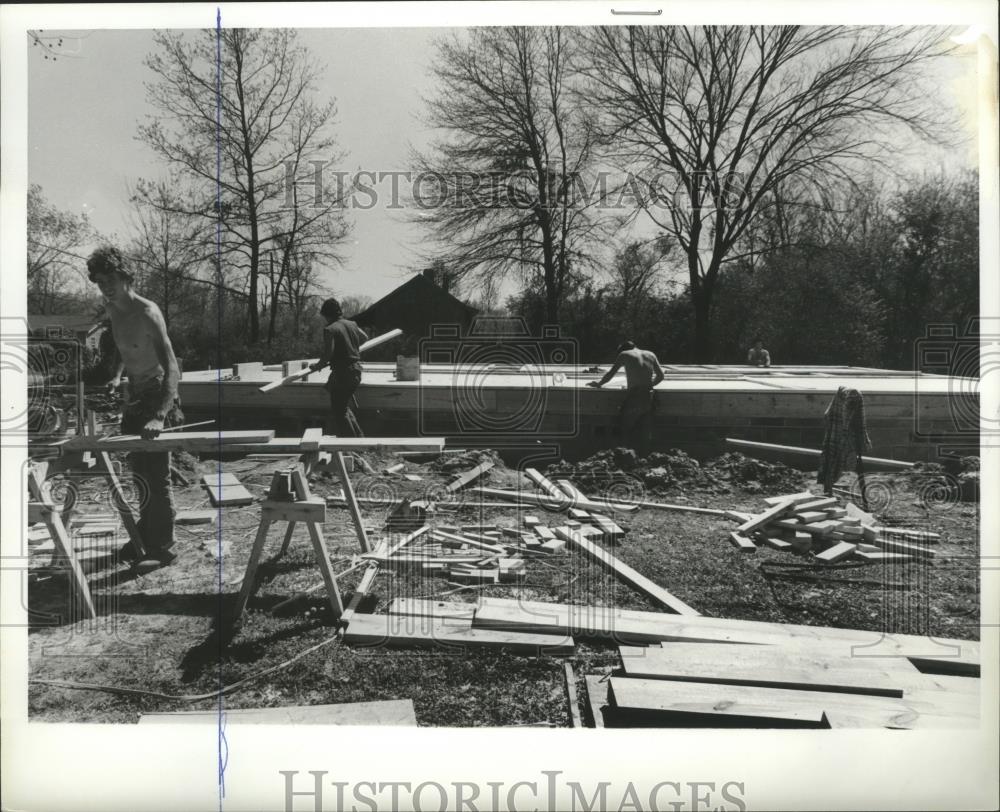1980 Press Photo Construction workers build home in Dolomite, Alabama - Historic Images