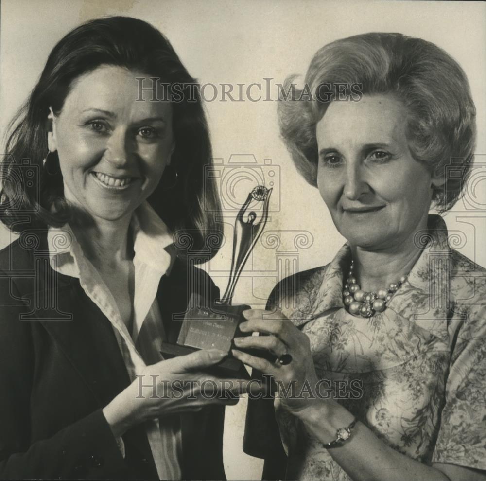 1977 Press Photo Charlotte Dominick honored by American Business Women - Historic Images